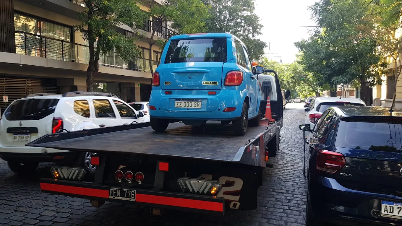 Auto liviano cargado en la plataforma de la grúa de El 142 Auxilios
